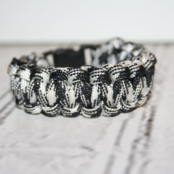 Black and white Paracord bracelet 6.75" - Picture 1 of 3
